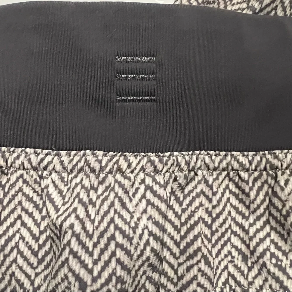 LULULEMON Mens Bowline 11” Unlined Shorts in Chevron Gray Size Small